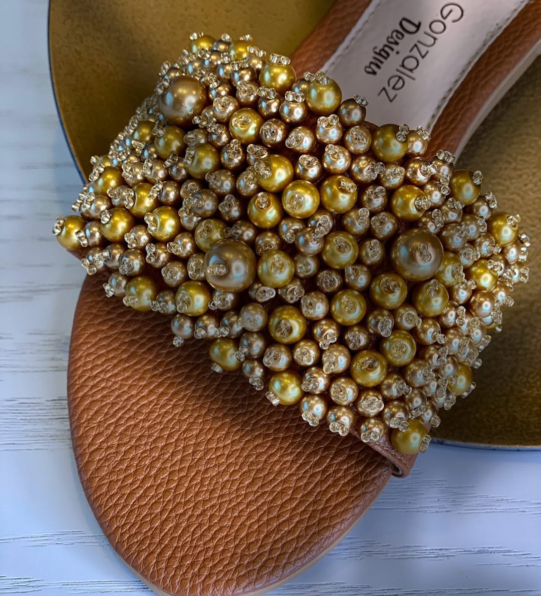 Sandalia artesanal con perlas - Arrecife