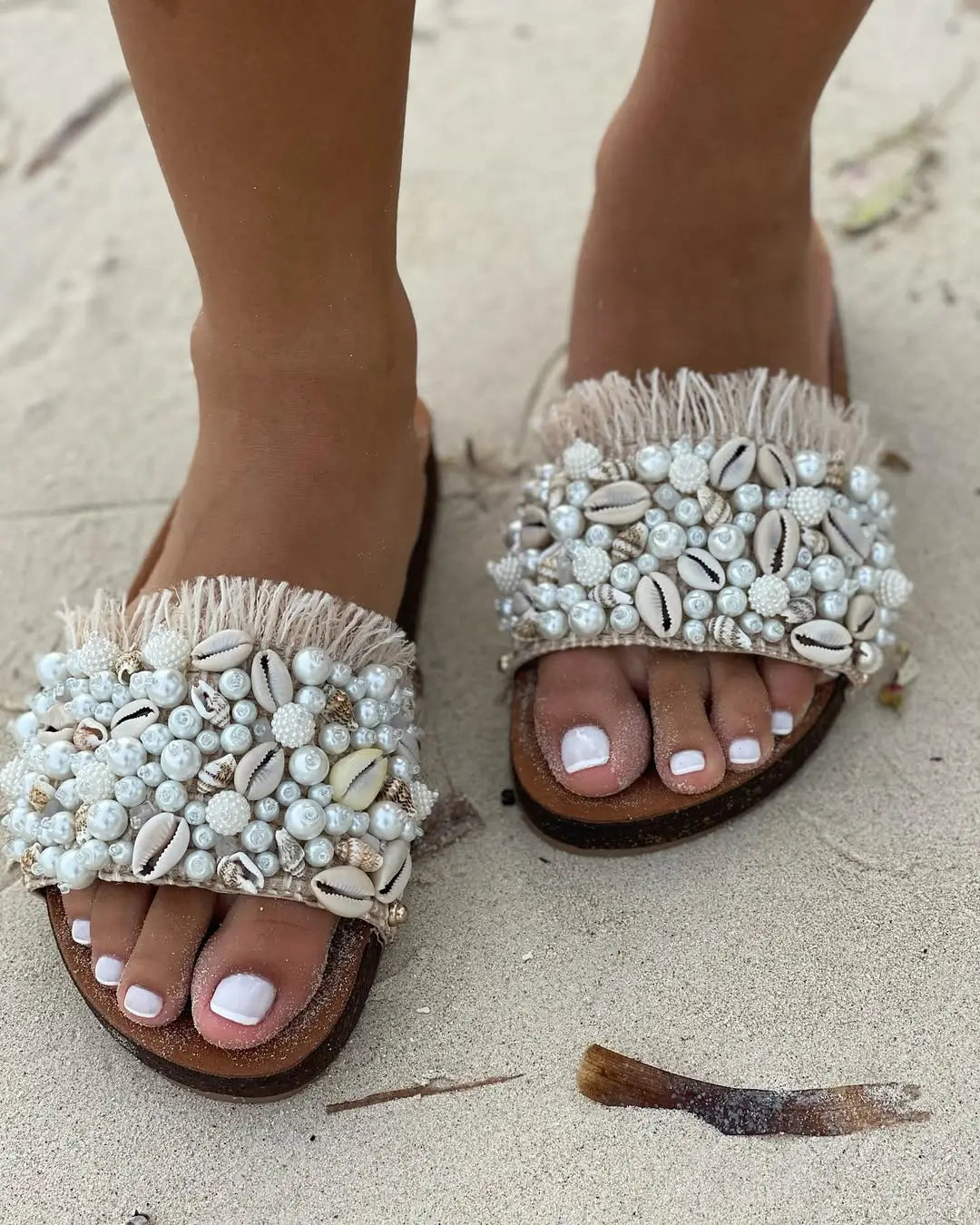 Sandalia artesanal con perlas y accesorios de mar - Mares