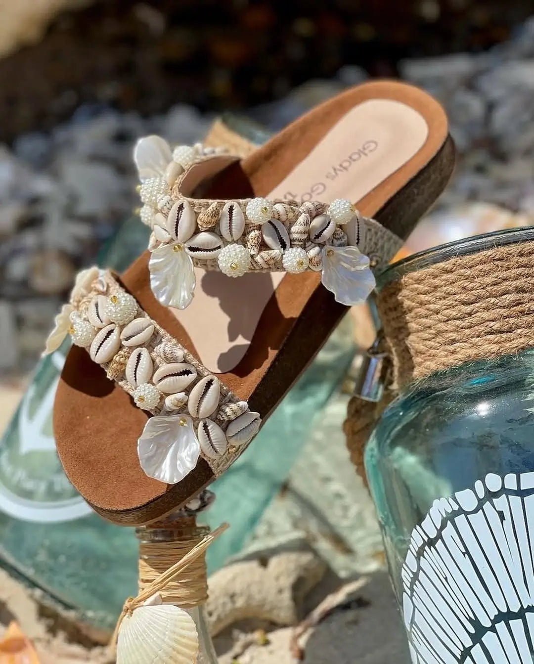 Sandalia artesanal con perlas y cristales Conchita