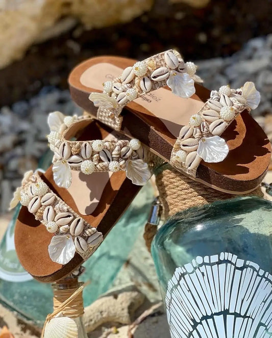 Sandalia artesanal con perlas y cristales Conchita