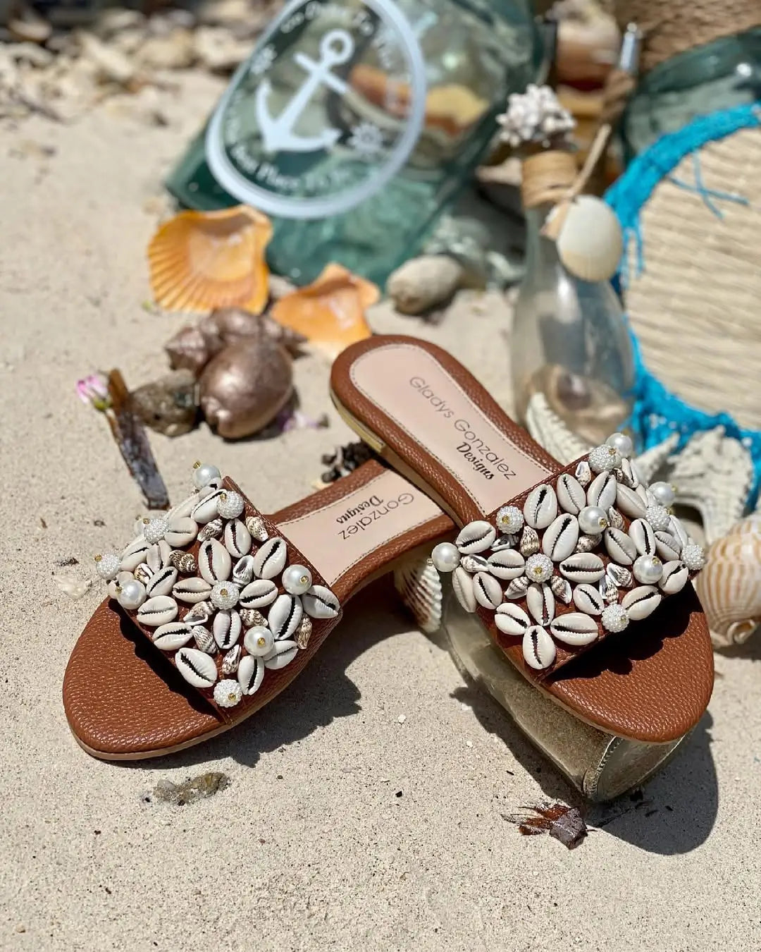 Sandalia artesanal con perlas y accesorios  de mar - Aqua