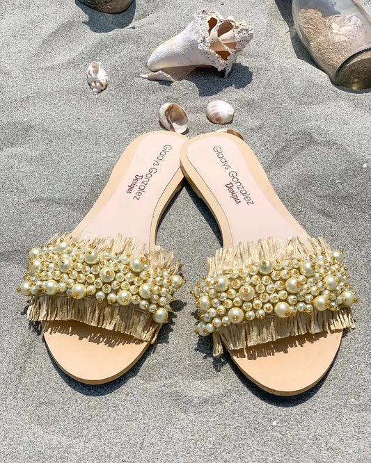 Sandalia artesanal con perlas y flecos - arena