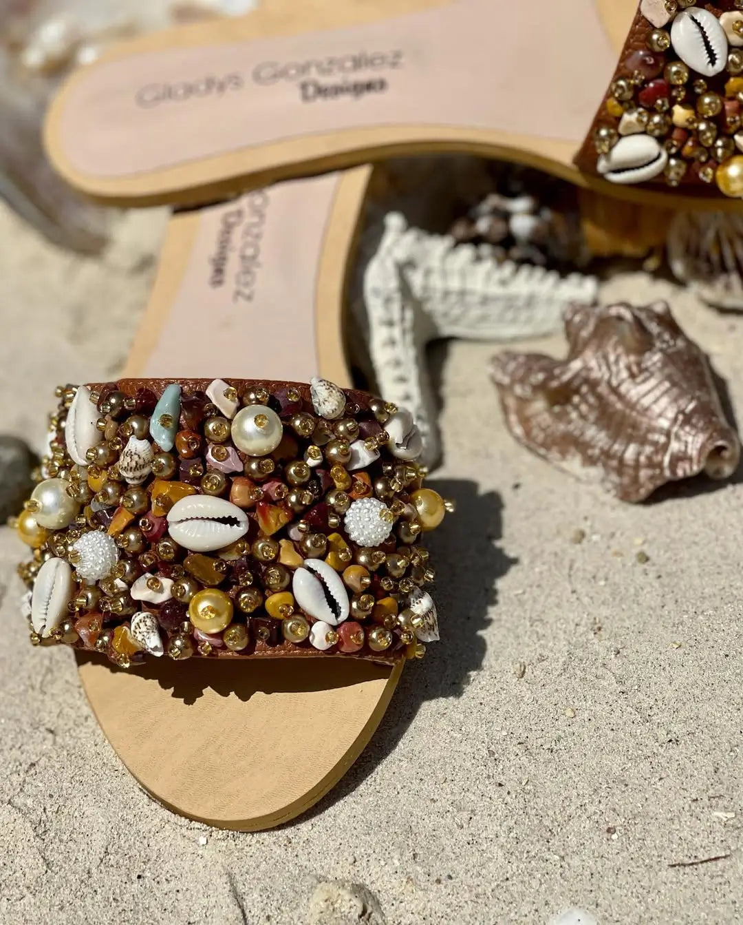 Sandalia artesanal con perlas y accesorios  de mar - Mara