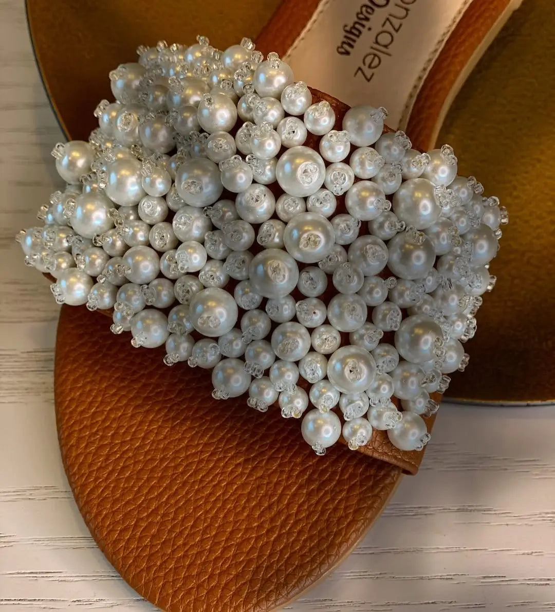 Sandalia artesanal con perlas- Nácar