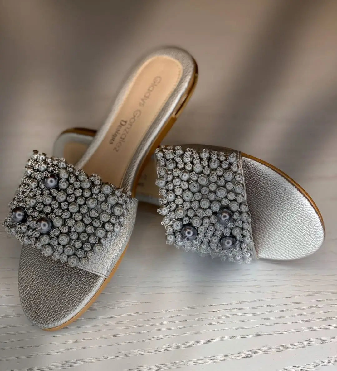 Sandalia artesanal con perlas -Medusa