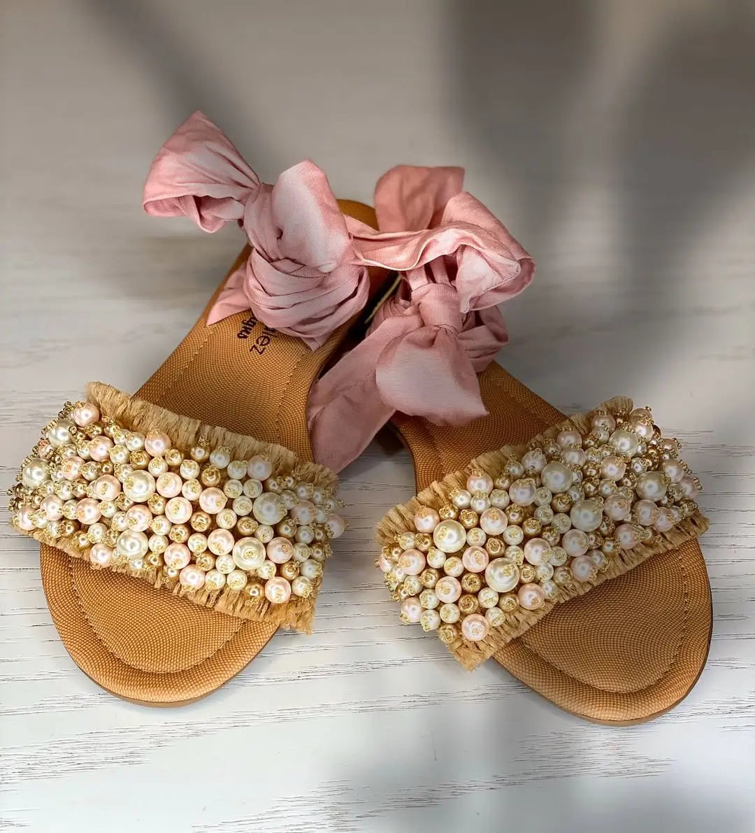 Sandalia artesanal con perlas y flecos -  Coral